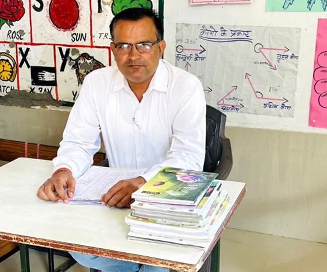 कांठ विधान क्षेत्र में मतदान में बैठे बीएलओ।सौ.स्वयं